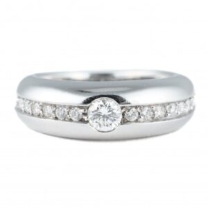 ANEL COM DIAMANTES